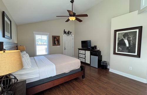 Elizabethtown Complejo | Luxury Lodging, Lakefront View ,King Bed w/Private Bath, Private Patio.