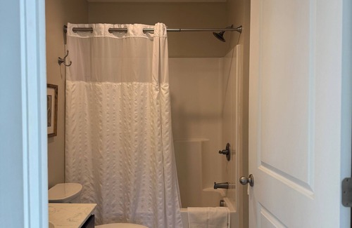 Elizabethtown Complejo | Luxury Lodging, Lakefront View ,King Bed w/Private Bath, Private Patio.