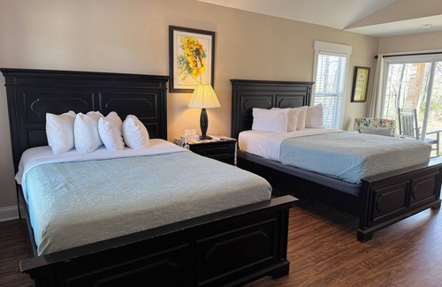 Elizabethtown Complejo | Luxury Lodging, Lakefront View, 2 Queen Beds w/Private Bath, Private Patio.