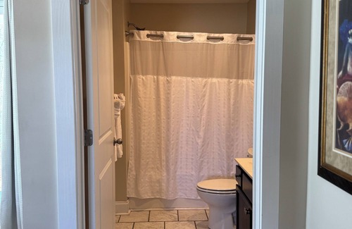 Elizabethtown Complejo | Luxury Lodging, Lakefront View, 2 Queen Beds w/Private Bath, Private Patio.