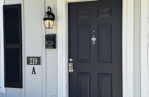 Elizabethtown Complejo | Luxury Lodging, Lakefront View, 2 Queen Beds w/Private Bath, Private Patio.