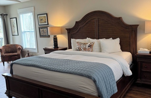 Elizabethtown Complejo | Luxury Lodging, Lakefront View, King Bed w/Private Bath, Private Patio.