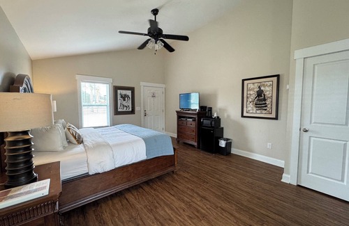 Elizabethtown Complejo | Luxury Lodging, Lakefront View, King Bed w/Private Bath, Private Patio.