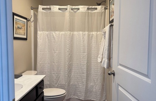 Elizabethtown Complejo | Luxury Lodging, Lakefront View, King Bed w/Private Bath, Private Patio.