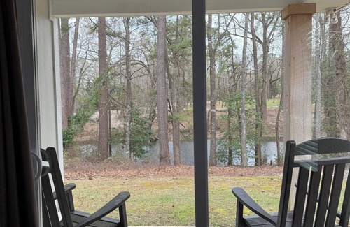 Elizabethtown Complejo | Luxury Lodging, Lakefront View, King Bed w/Private Bath, Private Patio.