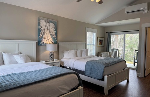 Elizabethtown Complejo | Luxury Lodging, Lakefront View , 2 Queen Bed w/Private Bath, Private Patio.