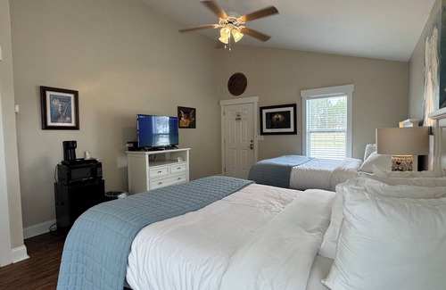 Elizabethtown Complejo | Luxury Lodging, Lakefront View , 2 Queen Bed w/Private Bath, Private Patio.