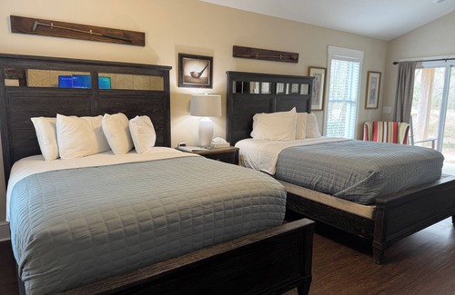 Elizabethtown Complejo | Luxury Lodging, Lakefront View, 2 Queen Bed w/Private Bath, Private Patio.