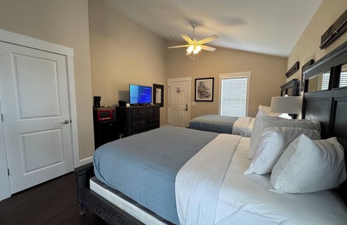 Elizabethtown Complejo | Luxury Lodging, Lakefront View, 2 Queen Bed w/Private Bath, Private Patio.
