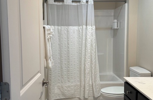 Elizabethtown Complejo | Luxury Lodging, Lakefront View, 2 Queen Bed w/Private Bath, Private Patio.