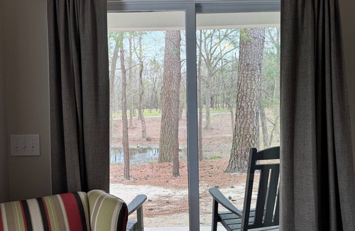 Elizabethtown Complejo | Luxury Lodging, Lakefront View, 2 Queen Bed w/Private Bath, Private Patio.