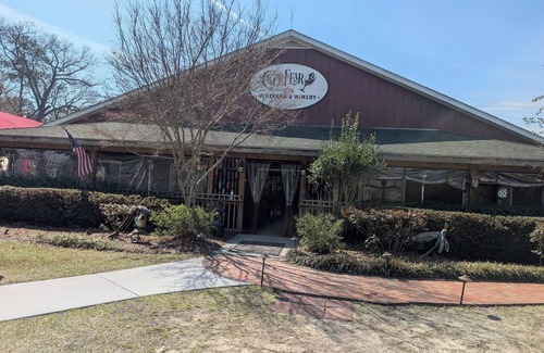 Elizabethtown Complejo | Luxury Lodging, Lakefront View, King Bed w/Private Bath, Private Patio, Full Efficiency Kitchen. Pet Friendly