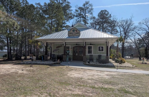 Elizabethtown Complejo | Luxury Lodging, Lakefront View, King Bed w/Private Bath, Private Patio, Full Efficiency Kitchen.