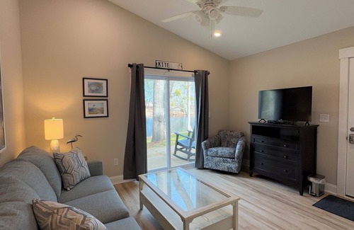 Elizabethtown Complejo | Luxury Lodging, Lakefront View, King Bed w/Private Bath, Patio