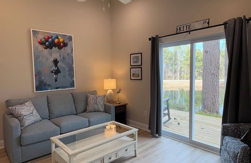 Elizabethtown Complejo | Luxury Lodging, Lakefront View, King Bed w/Private Bath, Patio