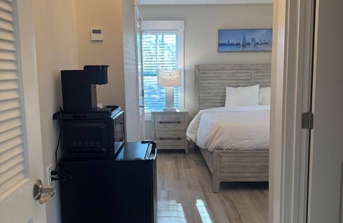 Elizabethtown Complejo | Luxury Lodging, Lakefront View, King Bed w/Private Bath, Patio