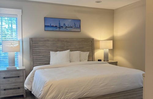 Elizabethtown Complejo | Luxury Lodging, Lakefront View, King Bed w/Private Bath, Patio
