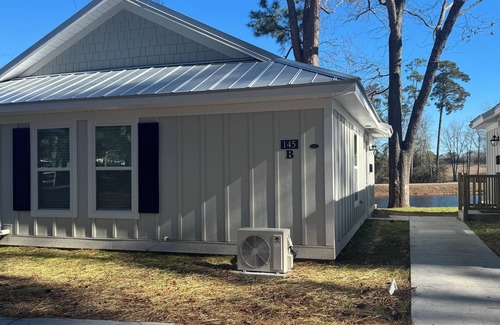 Elizabethtown Cabaña | Luxury Lodging, Lakefront View, King Bed w/Private Bath, Patio