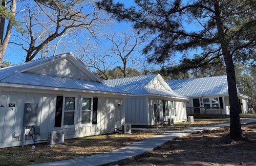 Elizabethtown Cabaña | Luxury Lodging, Lakefront View, King Bed w/Private Bath, Patio