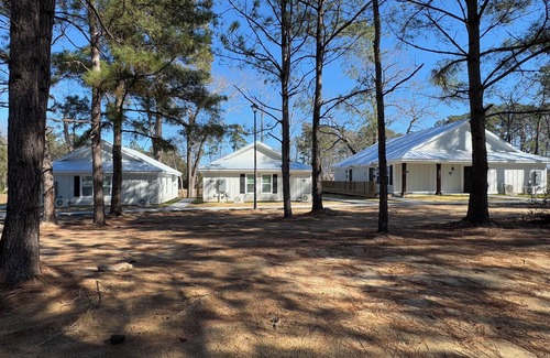 Elizabethtown Cabaña | Luxury Lodging, Lakefront View, King Bed w/Private Bath, Patio