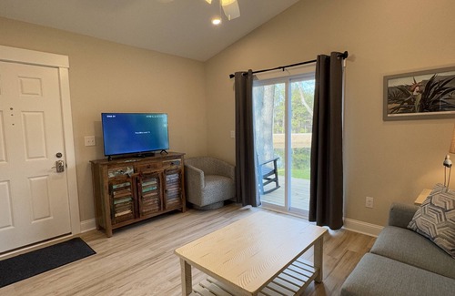 Elizabethtown Complejo | Luxury Lodging, Lakefront View, King Bed w/Private Bath, Patio
