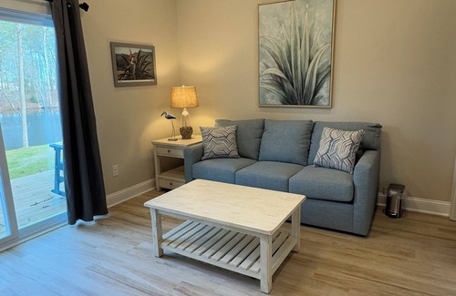 Elizabethtown Complejo | Luxury Lodging, Lakefront View, King Bed w/Private Bath, Patio