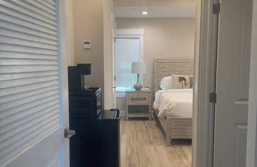 Elizabethtown Complejo | Luxury Lodging, Lakefront View, King Bed w/Private Bath, Patio
