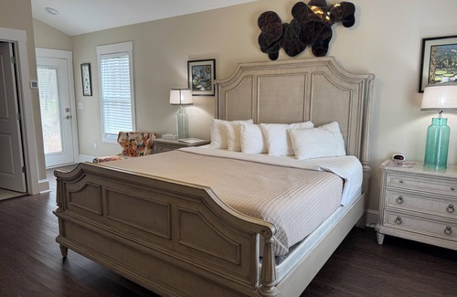 Elizabethtown Complejo | Luxury Lodging, Lakefront View, King Bed w/Private Bath, Handicap Shower, Private Patio.