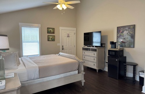Elizabethtown Complejo | Luxury Lodging, Lakefront View, King Bed w/Private Bath, Handicap Shower, Private Patio.