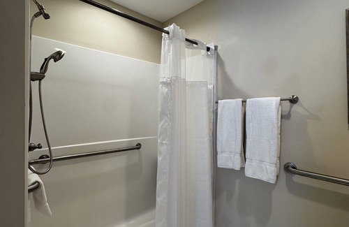 Elizabethtown Complejo | Luxury Lodging, Lakefront View, King Bed w/Private Bath, Handicap Shower, Private Patio.