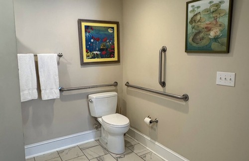 Elizabethtown Complejo | Luxury Lodging, Lakefront View, King Bed w/Private Bath, Handicap Shower, Private Patio.