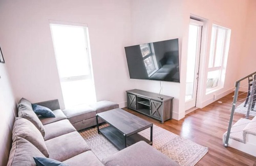Glendale Condominio | Luxury Loft Penthouse 10 mins from the Airport!