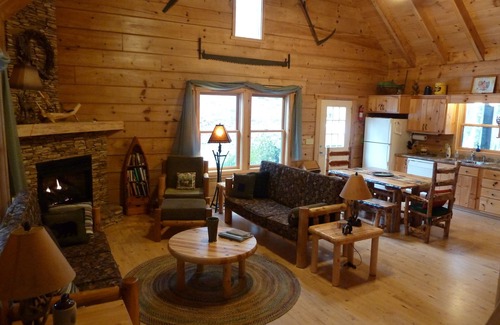 Robbinsville Cabina | Cabaña de lujo en 21 Ac privado. Por encima de Mtn Stream, jacuzzi y wifi, unidad pavimentada