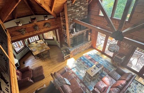 Townsend Cabina | Luxury Log Cabin adjoins GSMNP . Magnificent Views , Nature Lovers Paradise !