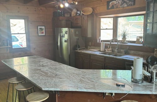 Townsend Cabina | Luxury Log Cabin adjoins GSMNP . Magnificent Views , Nature Lovers Paradise !