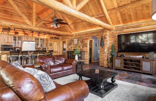 Evergreen Estates Cabina | Luxury Log Cabin ~ with game room minutes away from Snow Summit Slopes