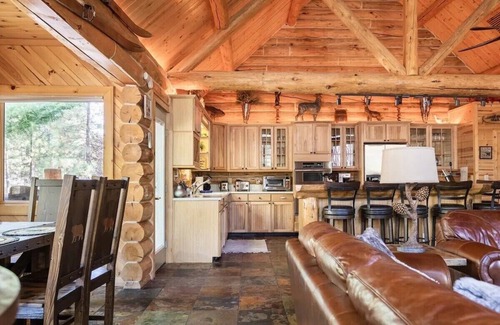 Evergreen Estates Cabina | Luxury Log Cabin ~ with game room minutes away from Snow Summit Slopes