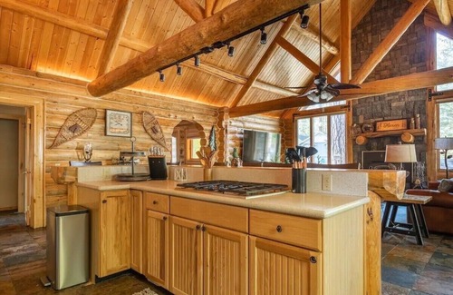 Evergreen Estates Cabina | Luxury Log Cabin ~ with game room minutes away from Snow Summit Slopes