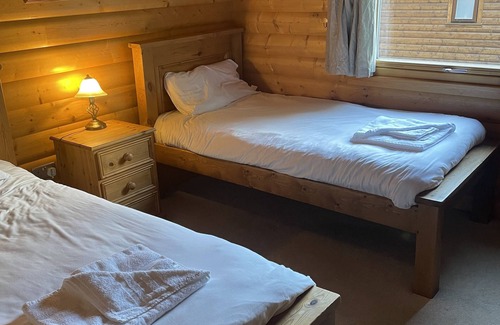 Kenwick Cabina | Luxury log Cabin With hot tub Overlooking the Kenwick Park Golf Course