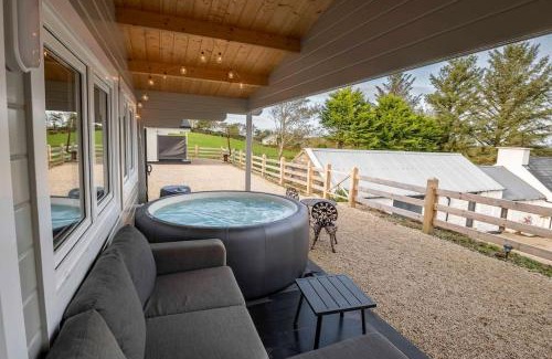 Donegal Apartamento | Luxury Log Cabin with Private Hot Tub & Sea Views