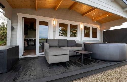 Donegal Apartamento | Luxury Log Cabin with Private Hot Tub & Sea Views