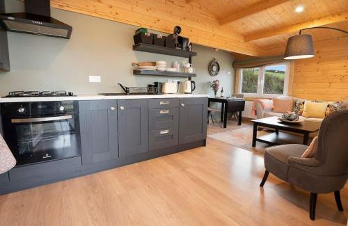 Donegal Apartamento | Luxury Log Cabin with Private Hot Tub & Sea Views