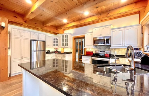 Meaford Casa | Luxury Log Home, Southern Georgian Bay - Explore Blue Mountain to Tobermory