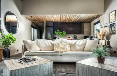 Selfoss Casa | Luxury Log Home with a Hot Tub
