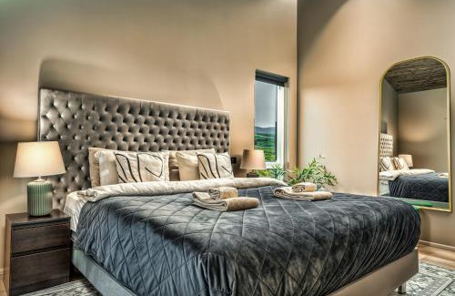 Selfoss Casa | Luxury Log Home with a Hot Tub