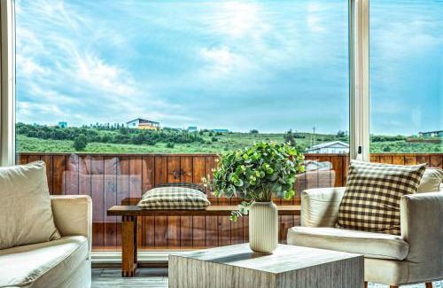 Selfoss Casa | Luxury Log Home with a Hot Tub