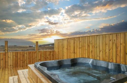 Selfoss Casa | Luxury Log Home with a Hot Tub