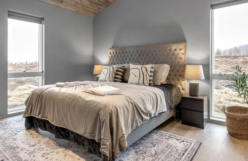 Selfoss Cabina | Luxury Log Home with a Hot Tub.