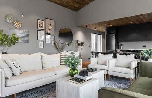 Selfoss Cabina | Luxury Log Home with a Hot Tub.