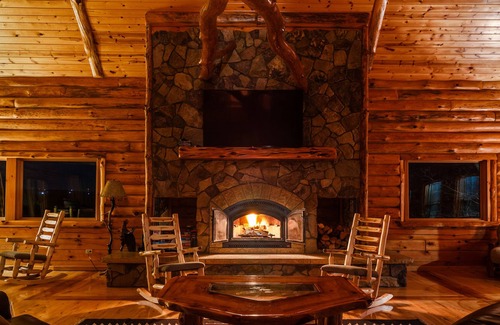 Cassville Casa | Luxury Log Mansion | Stunning Views